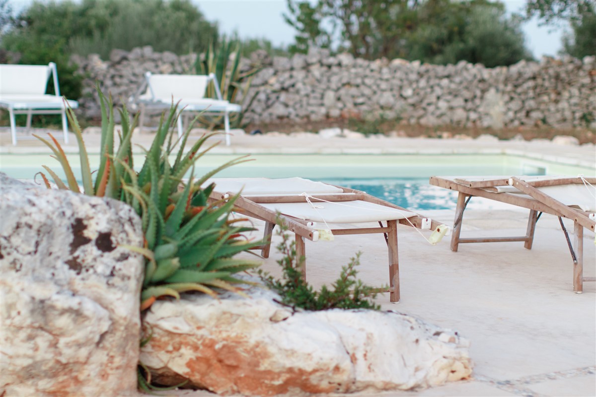 piscines dans une terrasse gravillonnée