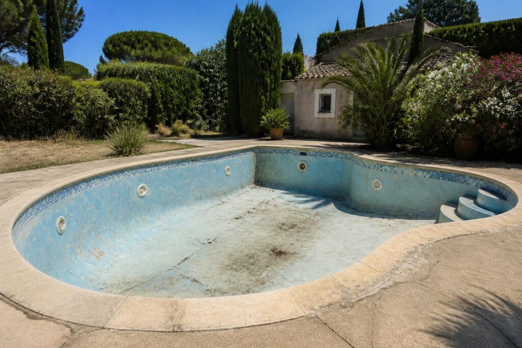 découvrez combien de temps il est possible de laisser une piscine vide sans risquer d'endommager sa structure et comment l'entretenir correctement pendant cette période.