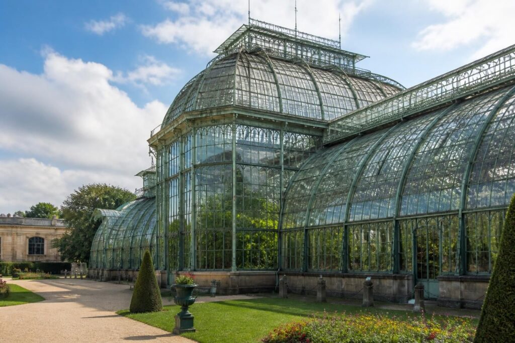 découvrez l'histoire captivante et l'architecture impressionnante des grandes serres du jardin des plantes, un lieu où botanique et patrimoine se rencontrent.